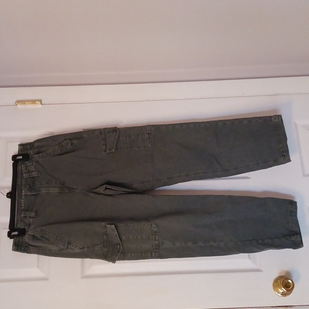 American Eagle green cargo jeans with six pockets size 10 short
